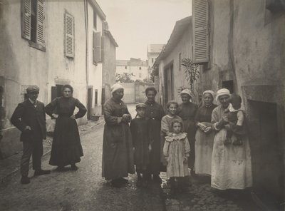 Gruppo di adulti e bambini in una strada di villaggio in Alvernia, ca. 1910 da Félix Thiollier