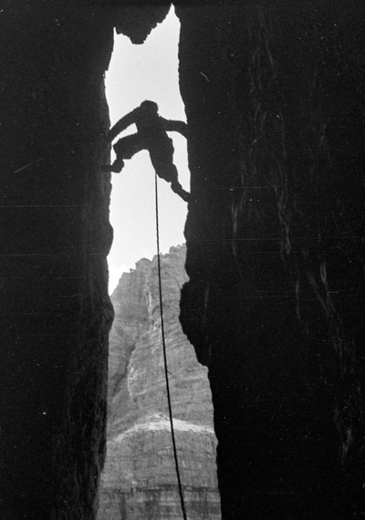 Dolomiti: arrampicatore nel Dülfer della Cima Grande di Lavaredo da Fosco Maraini