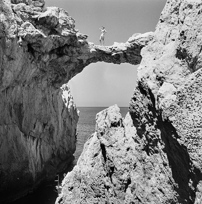Arco naturale ad Aspra da Fosco Maraini