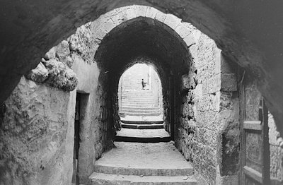 Strada nei souk della Città Vecchia di Gerusalemme da Fosco Maraini
