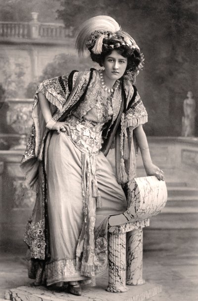 Elizabeth Firth, attrice, 1908 da Foulsham and Banfield