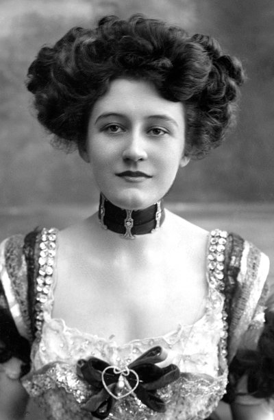 Elizabeth Firth, attrice, 1908 da Foulsham and Banfield