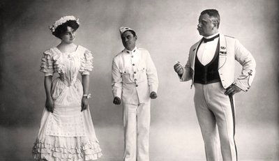 Florence Jameson, Reginald Switz e Alfred Clarke in una scena da The Blue Moon, XX secolo da Foulsham and Banfield