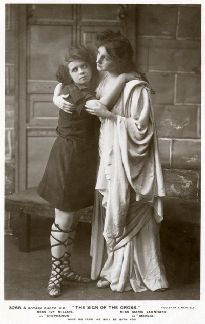Ivy Millais e Marie Leonhard, attrici, c1900s da Foulsham and Banfield