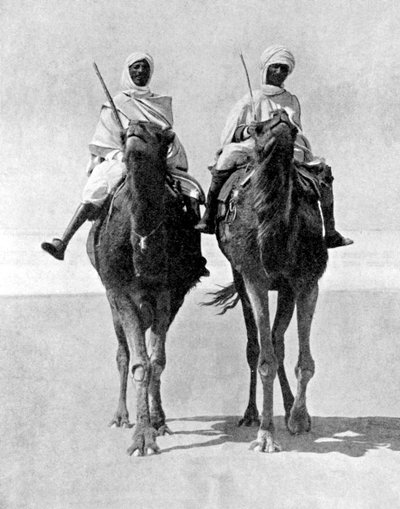 Due arabi a cavallo di cammelli nel deserto del Sahara, Africa, 1936 da Fox Photos