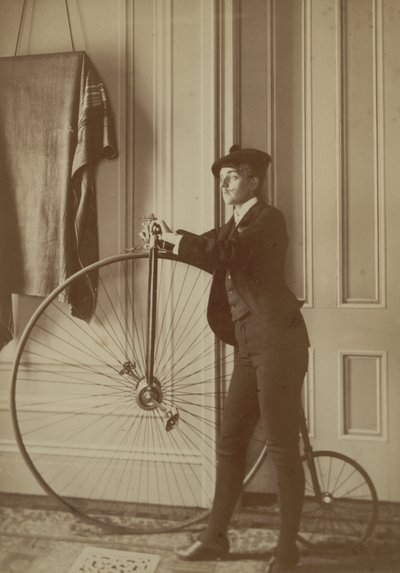 Dentro la Casa con una Bicicletta Penny Farthing, c.1890 da Frances Benjamin Johnston