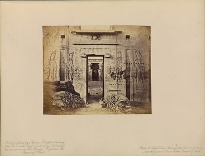 Edfû - Veduta attraverso la Grande Porta della Grande Corte del Tempio di Edfû da Francis Bedford