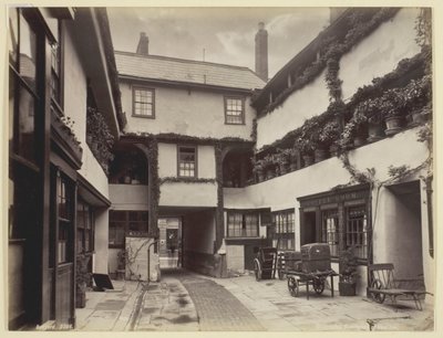 Gloucester, cortile del New Inn, 1860-94 da Francis Bedford
