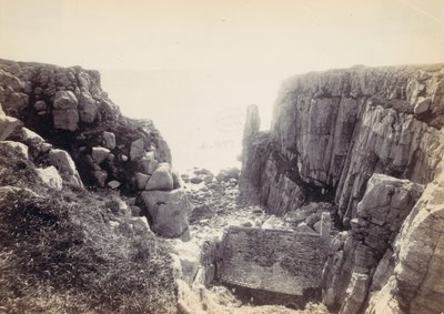 [Insenatura rocciosa con paesaggio marino], anni 1870 da Francis Bedford