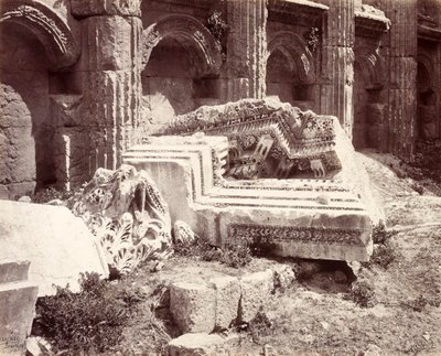 Resti scultorei nel Tempio di Giove, Baalbek da Francis Bedford