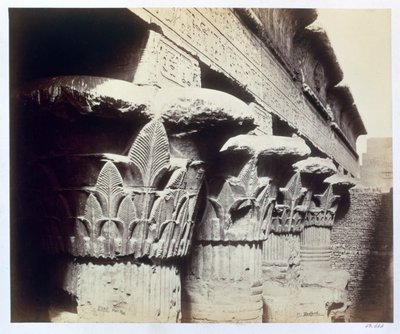 I capitelli del portico, Tempio di Khnum, Esna, Egitto, 1862 da Francis Bedford