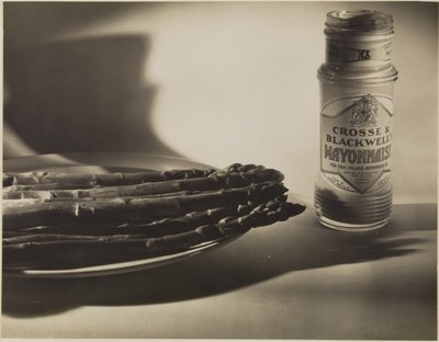 [Natura morta con asparagi e barattolo di maionese]. da Francis Bruguière