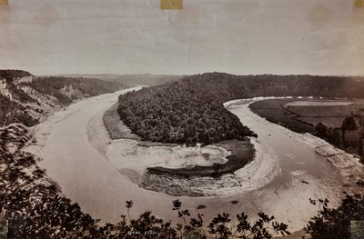 Un meandro in un fiume, in Gran Bretagna, probabilmente in Galles, il cui corso ha formato una curva a forcina da Francis Frith