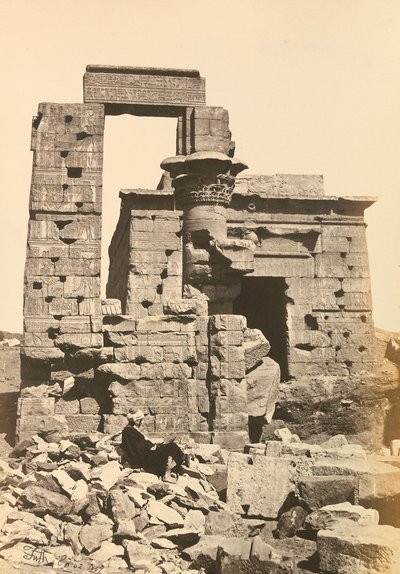 "Egitto e Palestina": rovine della città di Hermonthis con il tempio di Cleopatra a Erment, vicino a Tebe, Alto Egitto da Francis Frith