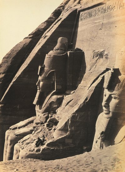 "Egitto e Palestina": i colossi di Ramses II sul lato sinistro della facciata del Grande Tempio di Abu Simbel, nella Bassa Nubia, Egitto da Francis Frith