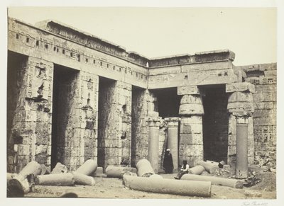 Corte interna di Medinet Habbo, Tebe da Francis Frith