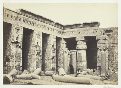 Corte interna di Medinet Habbo, Tebe, 1857 da Francis Frith