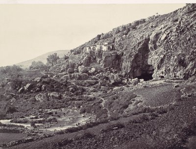 Fonte principale del Giordano, che scorre da una grotta vicino a Banias da Francis Frith