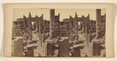 [Rovine con figure scolpite sulle pareti in primo piano]. da Francis Frith