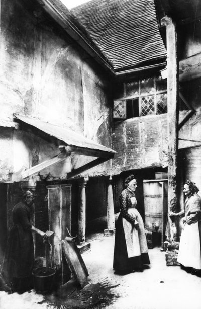 Il cortile interno di The Biggin, Hitchen, 1903 da Francis Frith