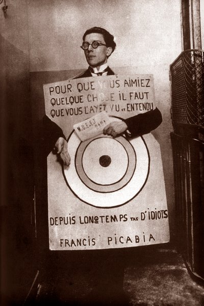 Andre Breton come uomo sandwich bersagliato (da Picabia) al festival Dada, Parigi, 27 marzo da Francis Picabia
