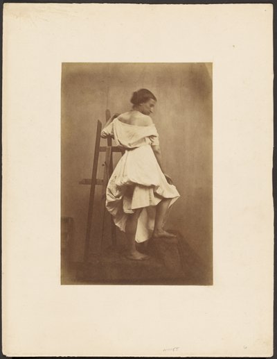Modella in abito bianco con cavalletto da Franck Chavassaigne