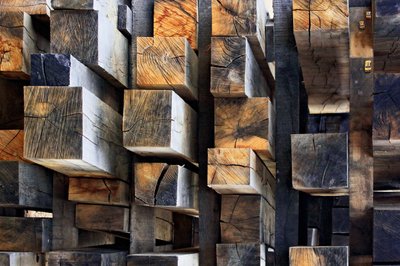 Blocchi di legno rustici impilati da Francois Casanova