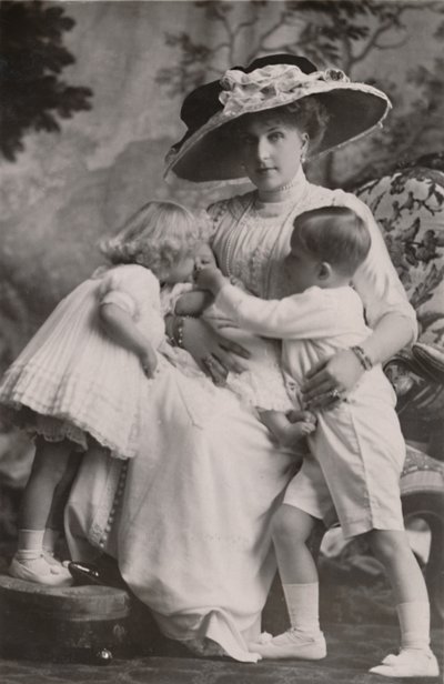 Regina Vittoria di Spagna con il Principe Alfonso, la Principessa Maria Cristina e la Principessa Beatrice, 1911 da Frank Arthur Swaine