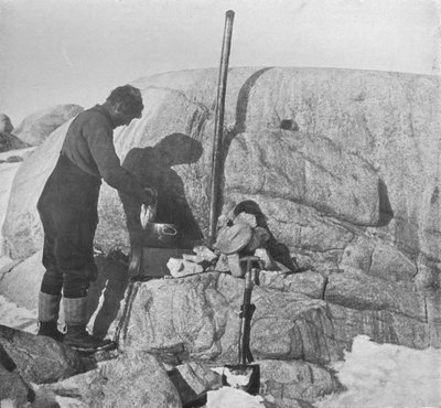 Forde che cucina foche sul fornello di grasso a Cape Roberts, c1911, 1913 da Frank Debenham