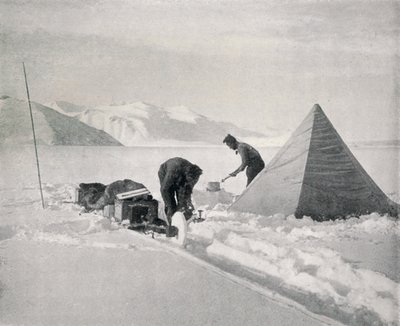 Pesante slittamento nella nuova neve al largo di Point Disappointment, dicembre 1911 da Frank Debenham