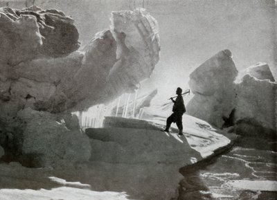 Blocchi di ghiaccio pressurizzato vicino a Discovery Bluff, c1911, 1913 da Frank Debenham