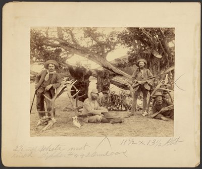 Festa di Lispenard Stewart, #6 - 5th Ave., N.Y. con trofei presso un vecchio cedro, Mammoth Hot Springs, Parco Nazionale di Yellowstone da Frank Jay Haynes