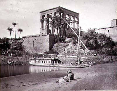 Il Tempio di Traiano, guardando a sud-ovest, Philae (foto in bianco e nero) da Frank Mason Good