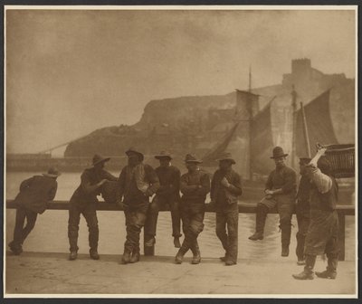 [Pescatori di Whitby sul recinto del molo] da Frank Meadow Sutcliffe