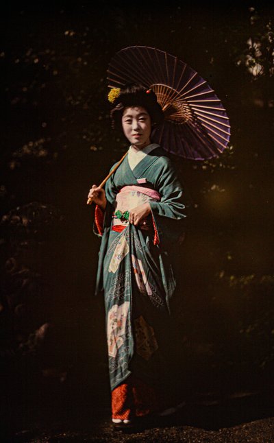 Donna giapponese con parasole e kimono, primo autochrome a colori, c.1916 da Franklin Price Knott