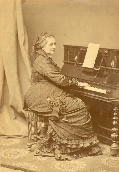 Ritratto di Clara Wieck-Schumann 1819-1896 al pianoforte, ca. 1878 da Franz Hanfstaengl