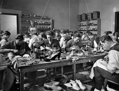 Artigiani al lavoro nello studio del designer e produttore di calzature Ferragamo a Palazzo Feroni, Firenze, 1937 da Fratelli Alinari Fratelli Alinari