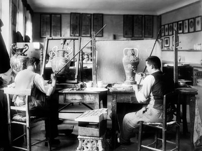 Decoratori nella Fabbrica Ginori, a Doccia vicino a Firenze, 1937 da Fratelli Alinari Fratelli Alinari