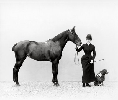 Ritratto di Miss Walsh con un cavallo e un barboncino in miniatura a Villa di Montefonte, nella zona del Poggio Imperiale di Firenze, c.1890 da Fratelli Alinari Fratelli Alinari