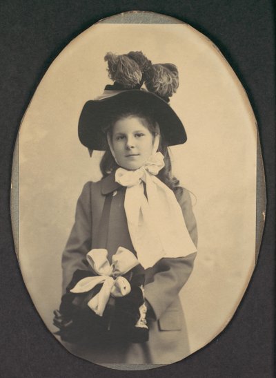 [Ragazza in costume da passeggio con cappello e manicotto], anni 1890 da Frederick Gutekunst