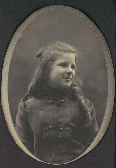 [Ragazza con riccioli, mezzo busto], 1890s da Frederick Gutekunst