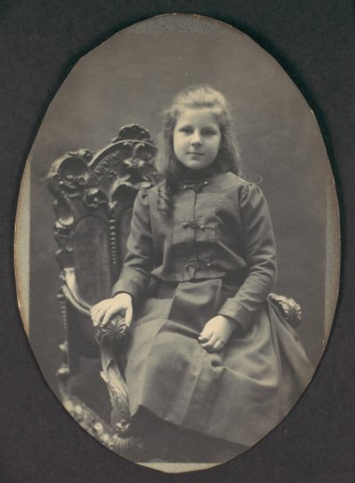 [Ragazza con boccoli, seduta, tre quarti di lunghezza], 1890s da Frederick Gutekunst