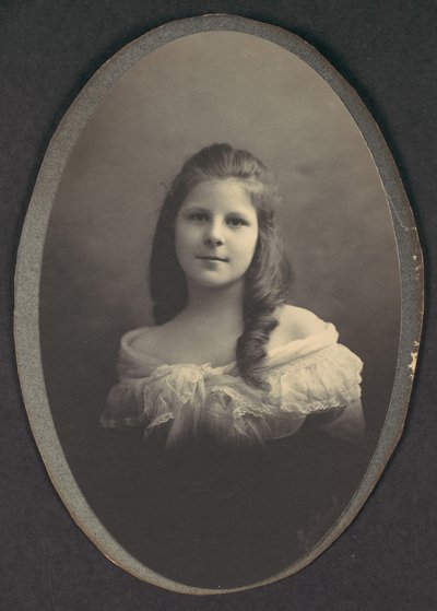 [Ragazza con vestito bianco scollato] da Frederick Gutekunst