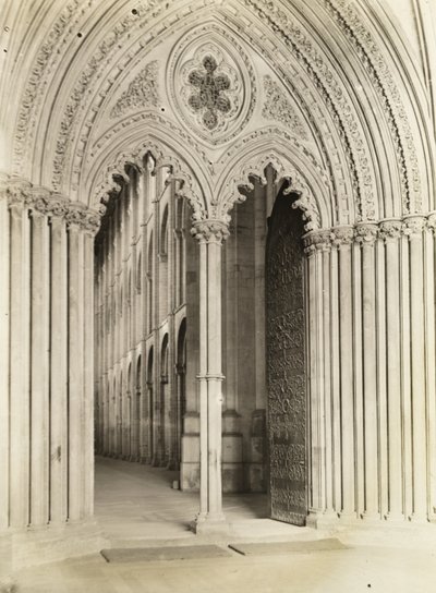 Cattedrale di Ely: Portico della Galilea, porta della navata da Frederick H. Evans