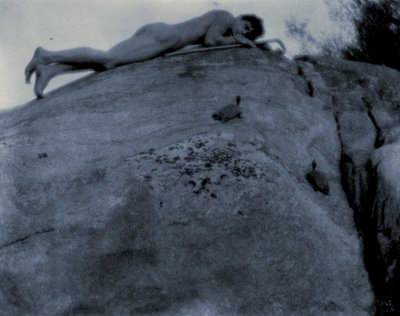 Giovane uomo nudo su rocce con tartaruga e bastone da pastore, c.1906 da Frederick Holland Day
