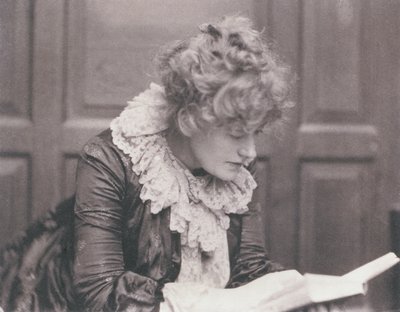 Ritratto fotografico di Ellen Terry (1847-1928) che legge, di Frederick Hollyer (1837-1933) da Frederick Hollyer