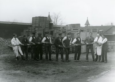 Un pitone lungo 20 piedi trasportato da undici membri dello staff della Società Zoologica, Zoo di Londra, 1924 da Frederick William Bond