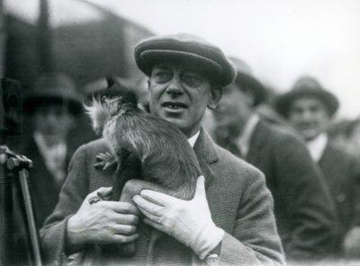 Un mangabey dalla cresta nera, forse Freckles, con il suo addestratore, che partecipa a una trasmissione esterna dallo Zoo di Londra, 1925 da Frederick William Bond
