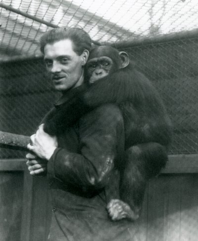 Un uomo porta la scimmia Sally sulla schiena, Zoo di Londra, 1924 da Frederick William Bond