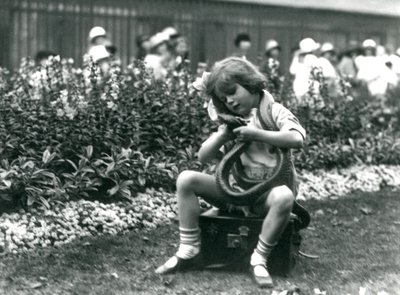 Una giovane ragazza Betty che tiene un serpente indaco orientale, seduta su un baule di pelle, Zoo di Londra, 1924 da Frederick William Bond